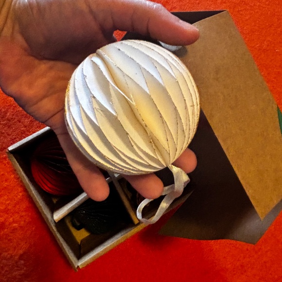 Handcrafted Artisanal golden touch 3D paper ornaments set of 4 NWT - Picture 3 of 11